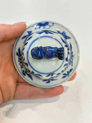 A Chinese blue and white garniture of five vases with landscape design, 19th C. — photo 43