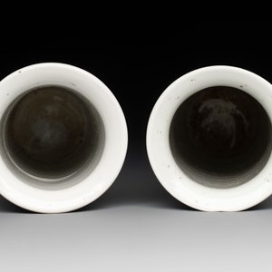 A Chinese blue and white garniture of five vases with landscape design, 19th C. — photo 12