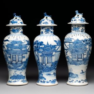 A Chinese blue and white garniture of five vases with landscape design, 19th C. — photo 2