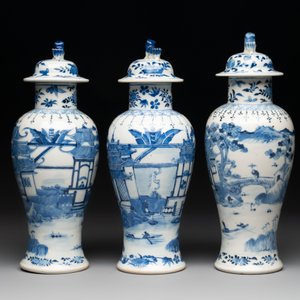 A Chinese blue and white garniture of five vases with landscape design, 19th C. — photo 3