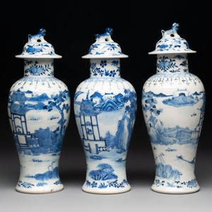 A Chinese blue and white garniture of five vases with landscape design, 19th C. — photo 4