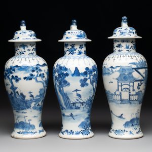 A Chinese blue and white garniture of five vases with landscape design, 19th C. — photo 5