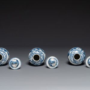 A Chinese blue and white garniture of five vases with landscape design, 19th C. — 照片 3