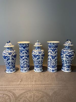 A Chinese blue and white garniture of five vases with lotus scrolls, 19th C. — 照片 1