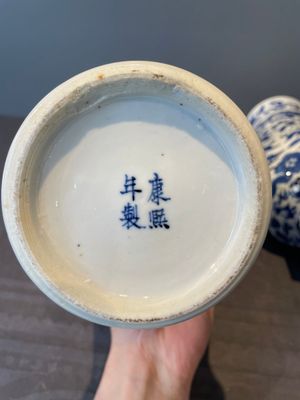 A Chinese blue and white garniture of five vases with lotus scrolls, 19th C. — 照片 11
