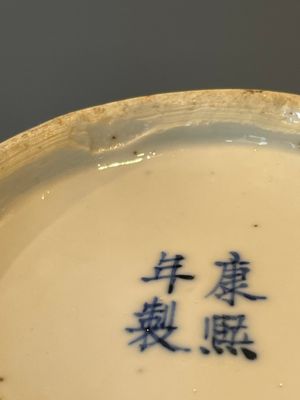 A Chinese blue and white garniture of five vases with lotus scrolls, 19th C. — 照片 12
