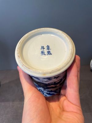 A Chinese blue and white garniture of five vases with lotus scrolls, 19th C. — 照片 15