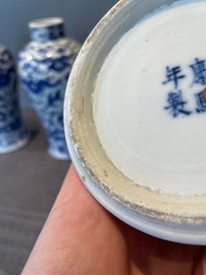 A Chinese blue and white garniture of five vases with lotus scrolls, 19th C. — 照片 17