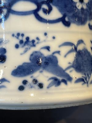 A Chinese blue and white garniture of five vases with lotus scrolls, 19th C. — 照片 19