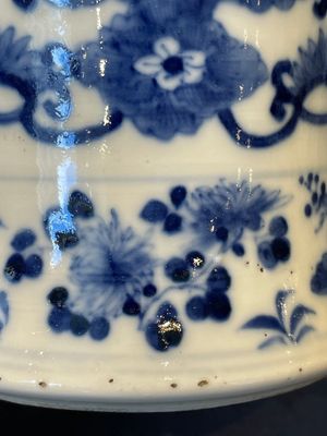 A Chinese blue and white garniture of five vases with lotus scrolls, 19th C. — 照片 20