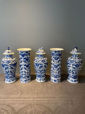 A Chinese blue and white garniture of five vases with lotus scrolls, 19th C. — 照片 2