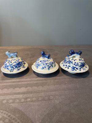A Chinese blue and white garniture of five vases with lotus scrolls, 19th C. — 照片 21