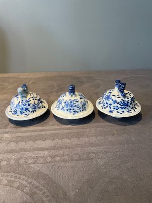 A Chinese blue and white garniture of five vases with lotus scrolls, 19th C. — 照片 22