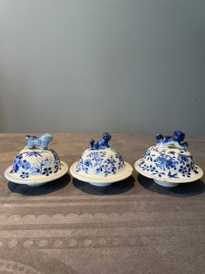 A Chinese blue and white garniture of five vases with lotus scrolls, 19th C. — 照片 23