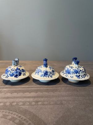 A Chinese blue and white garniture of five vases with lotus scrolls, 19th C. — 照片 24