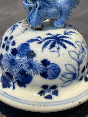 A Chinese blue and white garniture of five vases with lotus scrolls, 19th C. — 照片 25
