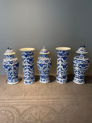 A Chinese blue and white garniture of five vases with lotus scrolls, 19th C. — 照片 3