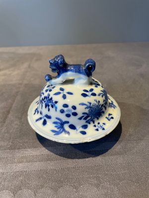 A Chinese blue and white garniture of five vases with lotus scrolls, 19th C. — 照片 31