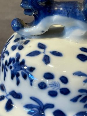 A Chinese blue and white garniture of five vases with lotus scrolls, 19th C. — 照片 32