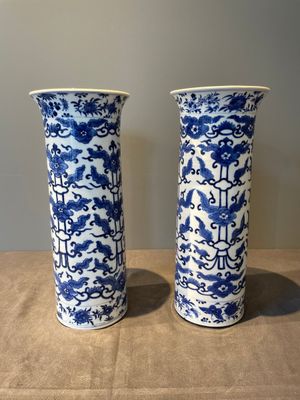 A Chinese blue and white garniture of five vases with lotus scrolls, 19th C. — 照片 35
