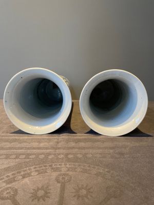 A Chinese blue and white garniture of five vases with lotus scrolls, 19th C. — 照片 36
