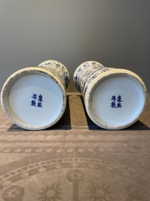 A Chinese blue and white garniture of five vases with lotus scrolls, 19th C. — 照片 38