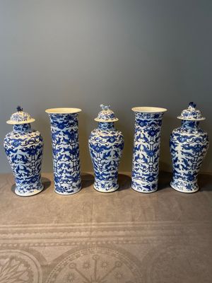 A Chinese blue and white garniture of five vases with lotus scrolls, 19th C. — 照片 4