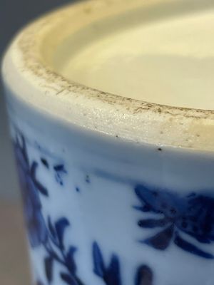 A Chinese blue and white garniture of five vases with lotus scrolls, 19th C. — 照片 41