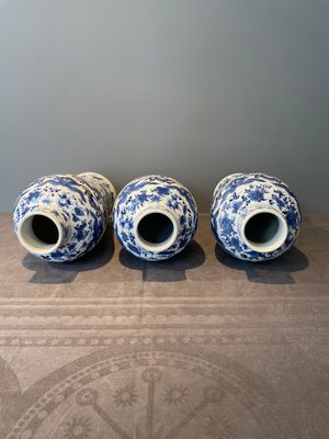 A Chinese blue and white garniture of five vases with lotus scrolls, 19th C. — 照片 5