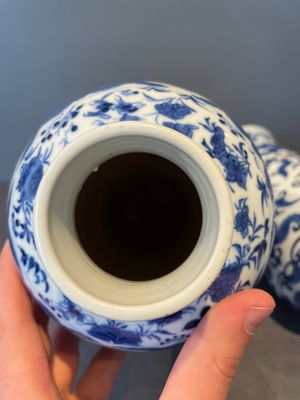 A Chinese blue and white garniture of five vases with lotus scrolls, 19th C. — 照片 6