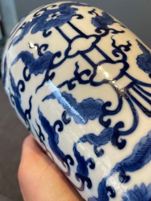 A Chinese blue and white garniture of five vases with lotus scrolls, 19th C. — 照片 8