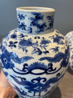 A Chinese blue and white garniture of five vases with lotus scrolls, 19th C. — 照片 9