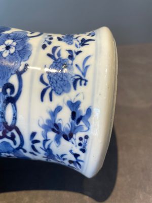 A Chinese blue and white garniture of five vases with lotus scrolls, 19th C. — 照片 10