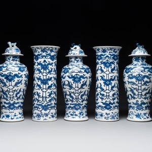 A Chinese blue and white garniture of five vases with lotus scrolls, 19th C. — 照片 2