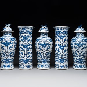 A Chinese blue and white garniture of five vases with lotus scrolls, 19th C. — 照片 3
