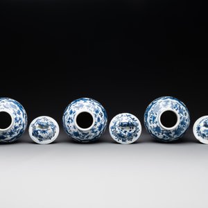A Chinese blue and white garniture of five vases with lotus scrolls, 19th C. — 照片 4