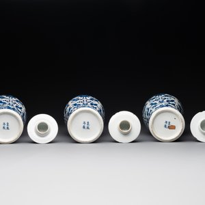 A Chinese blue and white garniture of five vases with lotus scrolls, 19th C. — 照片 5
