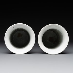 A Chinese blue and white garniture of five vases with lotus scrolls, 19th C. — 照片 6