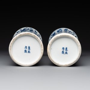A Chinese blue and white garniture of five vases with lotus scrolls, 19th C. — 照片 7