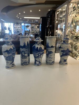 A Chinese blue and white garniture of five vases with river landscapes, 19th C. — photo 1