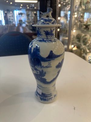 A Chinese blue and white garniture of five vases with river landscapes, 19th C. — photo 13