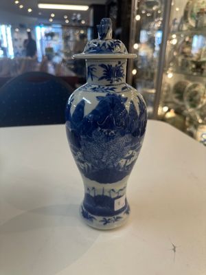 A Chinese blue and white garniture of five vases with river landscapes, 19th C. — photo 14