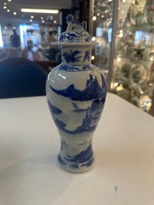 A Chinese blue and white garniture of five vases with river landscapes, 19th C. — photo 15