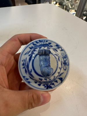 A Chinese blue and white garniture of five vases with river landscapes, 19th C. — photo 17