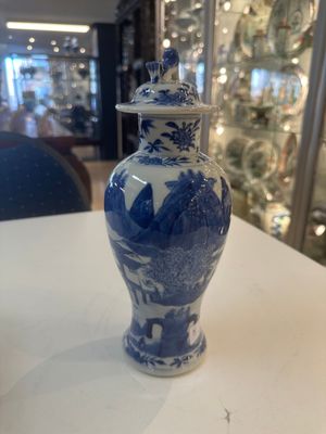 A Chinese blue and white garniture of five vases with river landscapes, 19th C. — photo 23