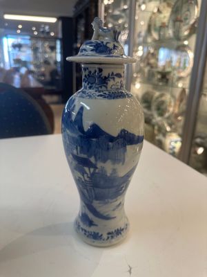 A Chinese blue and white garniture of five vases with river landscapes, 19th C. — photo 33
