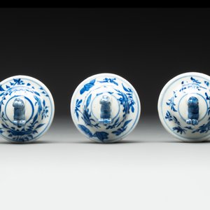A Chinese blue and white garniture of five vases with river landscapes, 19th C. — photo 7
