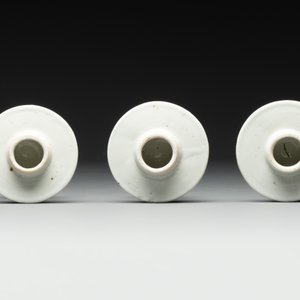 A Chinese blue and white garniture of five vases with river landscapes, 19th C. — photo 8