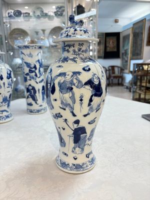 A Chinese blue and white garniture of four vases with figural design, Kangxi mark, 19th C. — photo 1
