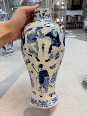 A Chinese blue and white garniture of four vases with figural design, Kangxi mark, 19th C. — photo 2